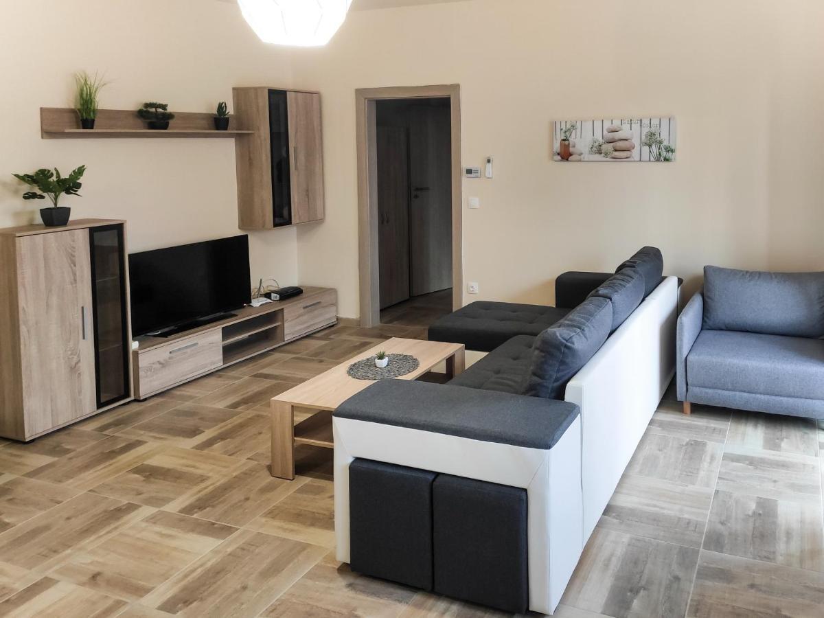 Trika Apartman Sarvar Exterior photo